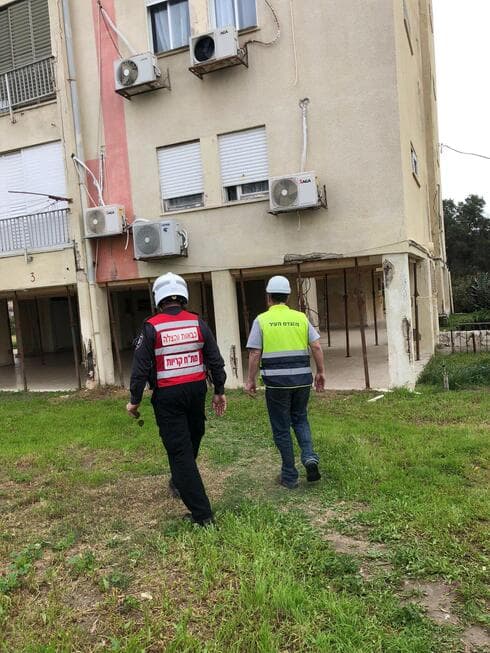 פינוי דיירים בקרית ים (צילום: כיבוי אש תחנת קריות) פינוי דיירים בקרית ים