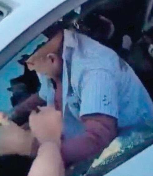 אשכנדזי במונית בעיצומו של ניסיון הלינץ'. "דקרו אותי מאחורה"