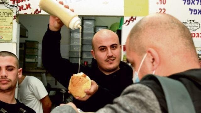 אחד העובדים בפלאפל א.א בחולון 