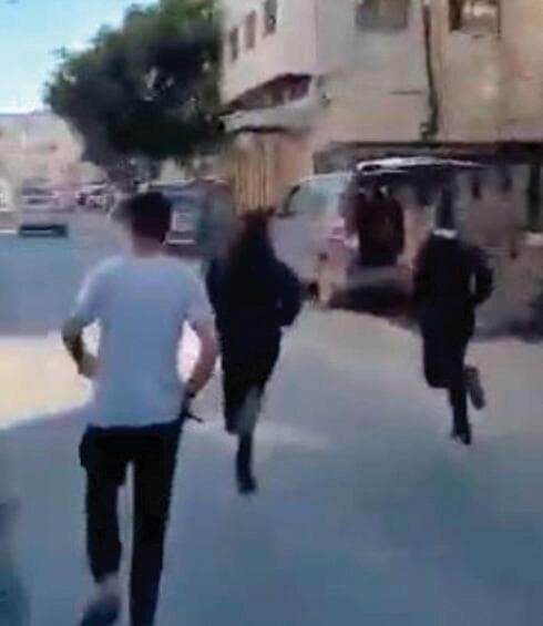 פורעים רצים לכיוון המונית. "אלה אנשים לבקש מהם רחמים?" 