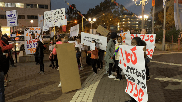 הורים ותלמידים מפגינים הערב 