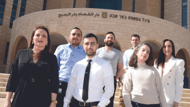  הפרקליטים מימין לשמאל: גאל נבון, אירה ויימן קריקון, עמית גינת,  ברוך יעקובי, רועי צורף, רפאל אביב ושולי רוטשילד