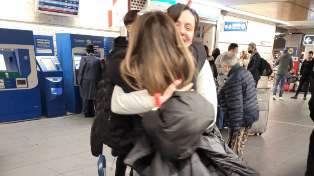 חיבוקים בשדה התעופה