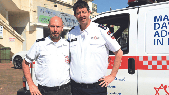 אייל (משמאל) וחיים. זה שהציל וזה שניצל מצילים יחד חיים