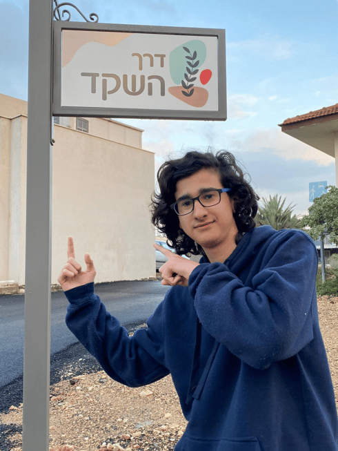 שקד דבש. "אני מסתובב הרבה ליד השלט, אבל בטח יעבור לי"