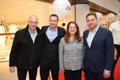 זארה קניון עזריאלי מודיעין. חיים ביבס, דנה עזריאלי, צביקה רוזנטל, אייל חנקין (צילום: רפי דלויה ) זארה קניון עזריאלי מודיעין. חיים ביבס, דנה עזריאלי, צביקה רוזנטל, אייל חנקין