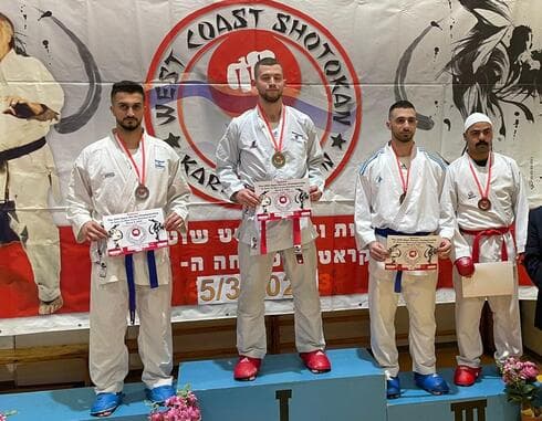 ניקולא רוגוז'רסקי (שני משמאל) עם מדליית הזהב