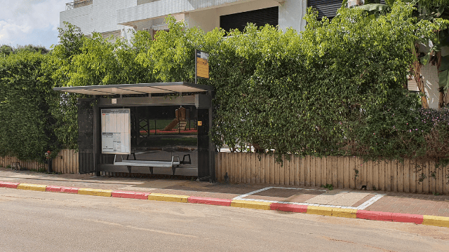 סככות תחנות אוטובוס ברחבי כפר סבא