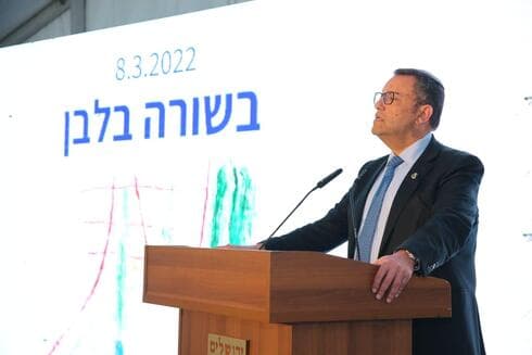 משה ליאון מציג את הבשורה בלבן