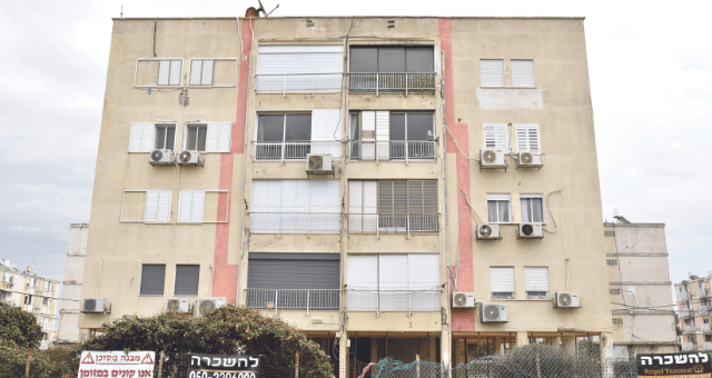 חייב חיזוק יסודי. הבניין ברחוב פנחס ספיר חייב חיזוק יסודי. הבניין ברחוב פנחס ספיר