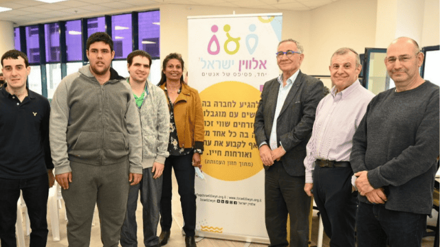 מימין: אהרון סלצברג, מנהל האגף לשירותים חברתיים בעיריית בהרצליה, דוד מרקו מנכ"ל בכיר אלווין, משה פדלון ראש עיריית הרצליה, מרגלית פילר מנכ"לית אלווין, 3 מקבלי שירות (צילום: דוברות עיריית הרצליה) מימין: אהרון סלצברג, מנהל האגף לשירותים חברתיים בעיריית בהרצליה, דוד מרקו מנכ"ל בכיר אלווין, משה פדלון ראש עיריית הרצליה, מרגלית פילר מנכ"לית אלווין, 3 מקבלי שירות