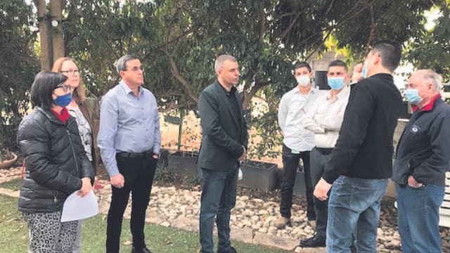 רפי סער עם התושבים בשכונה