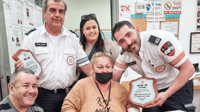 אתי טל (במרכז) עם שי קדוש (מימין)
