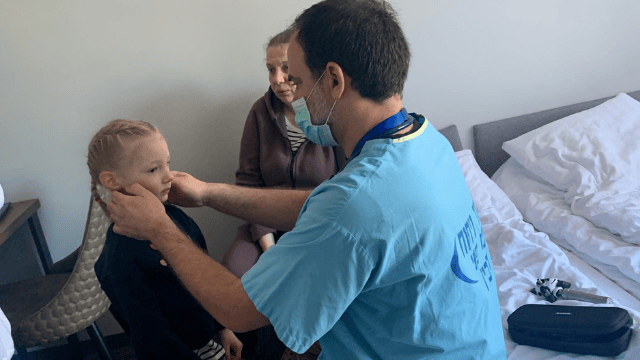 ברדיצ’בסקי אלכסנדרה ובתה ארינה עם ד״ר אמיר מנדלסוןן