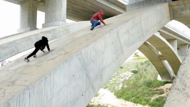 מטפסים על גשר דרך המכבים