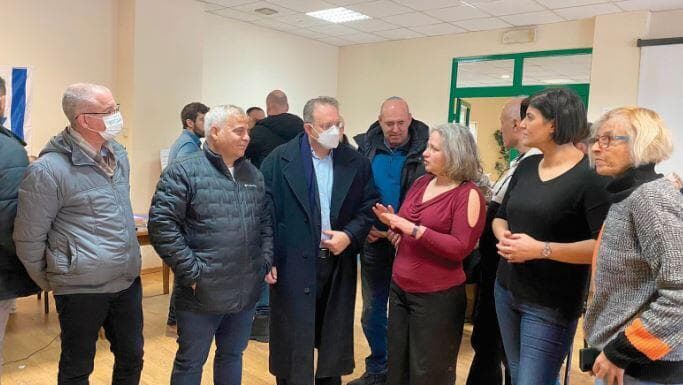 בני ביטון עם עולים שהגיעו לעיר. "מאוד חשוב לי לקלוט את העולים שרובם איכותיים"