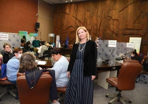 נטלי צסרסקי במפגש עם העולים השבוע. מלווה אותם