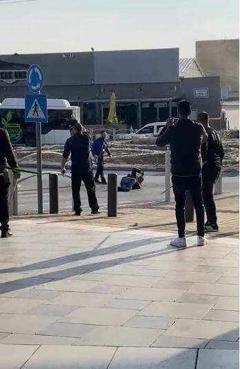 התגודדות סביב המחבל המנוטרל (צילום: מתוך הרשת החברתית, פרסום לפי סעיף 27א לחוק זכויות יוצרים) התגודדות סביב המחבל המנוטרל