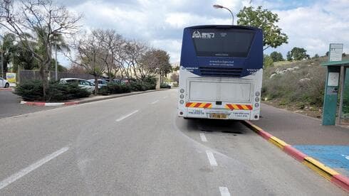 אוטובוס חונה במפרץ
