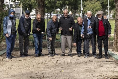 שחקני הפטאנק של קרית גת מעבירים את הזמן בכיף 