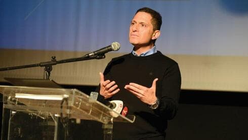 דנילוביץ' נושא נאום בכנס ההשקה. "חייבת להיות חסות של החוק"