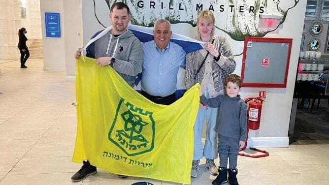ביטון עם משפחה מאוקראינה שאמורה להגיע בקרוב לדימונה |