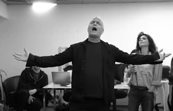 גדי צדקה בחזרות. תיאטרון במיטבו