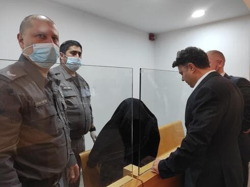 הקבלן יוסי לאטי וסניגורו עו"ד שמואלי בבית המשפט, היום