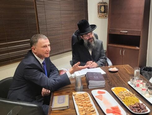 הרב עם ח"כ יולי אדלשטיין (צילום פרטי) הרב עם ח"כ יולי אדלשטיין
