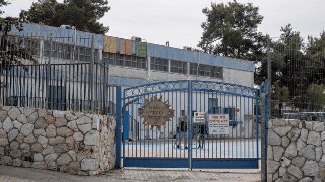 מבנה בית הספר הניסויי השבוע. "אסור להיכנע לסחיטה הזאת"