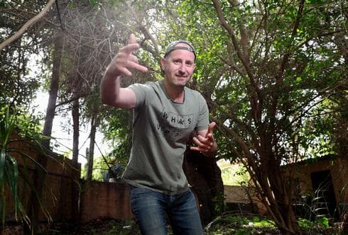 מתן פורת, מורה ומחנך בהרצליה, מעביר לתלמידים את השיעורים באמצעות שירי ראפ ( צילום: דנה קופל) מתן פורת, מורה ומחנך בהרצליה, מעביר לתלמידים את השיעורים באמצעות שירי ראפ