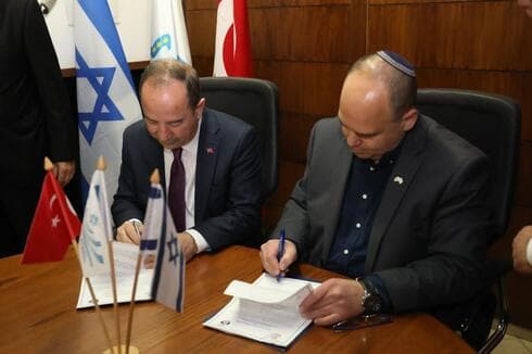 חותמים על ההסכם