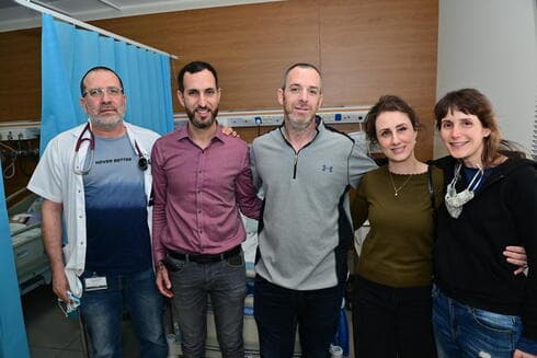 מפגש מרגש. (מימין) נדיר, נעמה, אלון, עבדאללה וד"ר צפריר אור