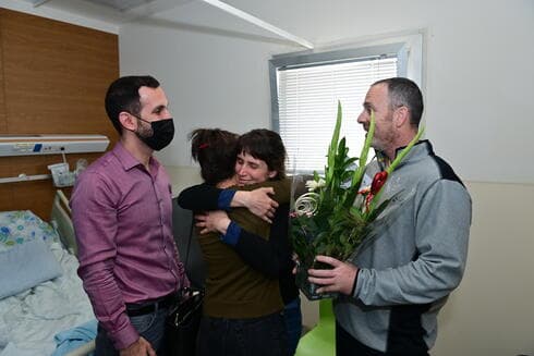 נעמה גלבוע וגדיר קבאני מתחבקות, על רקע המפגש בין אלון (מימין) ועבדאללה