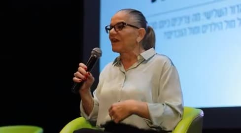 מיכל דליות בהרצאה