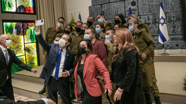 החיילים והחיילות בסלפי עם הנשיא (צילום: רן שקד) החיילים והחיילות בסלפי עם הנשיא