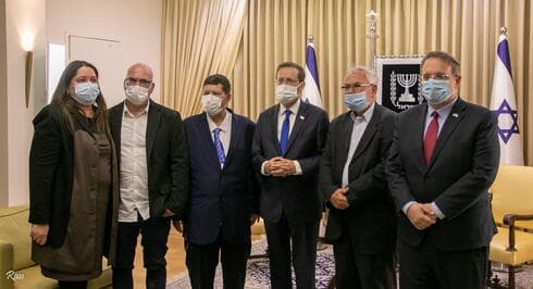השותפים לתוכנית עם נשיא המדינה. מימין לשמאל: יעקב חגואל, רני טריינין, יצחק הרצוג, ניר מאיר, אופיר ליבשטיין ושירי מדר (צילום: רן שקד) השותפים לתוכנית עם נשיא המדינה. מימין לשמאל: יעקב חגואל, רני טריינין, יצחק הרצוג, ניר מאיר, אופיר ליבשטיין ושירי מדר