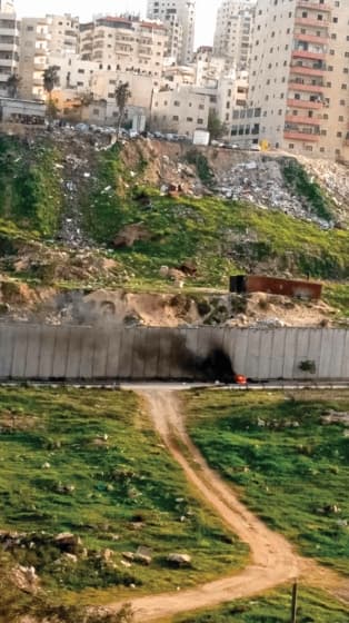 מגלגלים צמיגים בוערים מענאתא לכיוון פסגת זאב