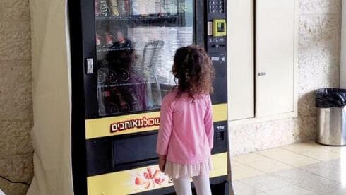 מכונת ממתקים באולם הספורט. "אין אופציה בריאה" 