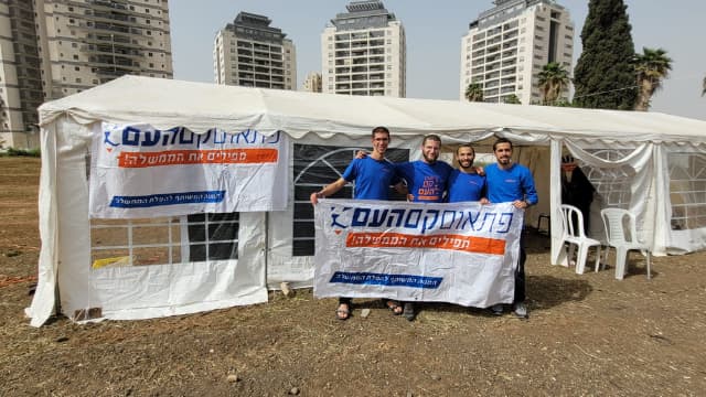 הפעילים ליד אוהל המחאה בפתח תקוה