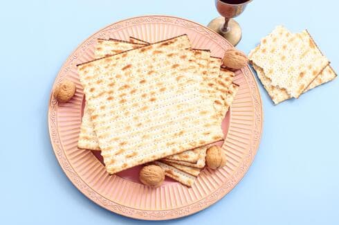 העדיפו מצה קלה (80 קלוריות) על פני מצה רגילה (140 קלוריות)