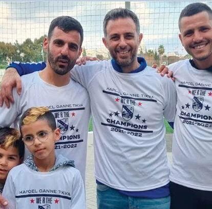 מימין: המגן ניר שימול, הבעלים ליאור שחר ומשיח וילדיו
