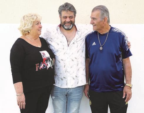 עם הוריו, ניסים ופירחה. "גאים בי על הדרך"
