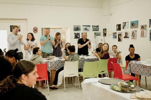 חניכות 'מכינה ישראלית' בסדר פסח שארגנו לעולים במרחביה 