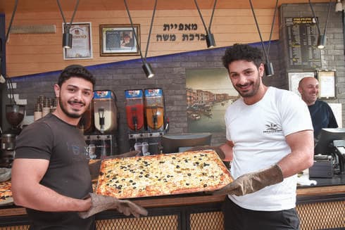 פיצה כשרה. מאפיית 'ברכת משה' בקרית אתא