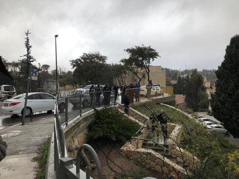 זירת הפיגוע בארמון הנציב בו נדקרה ילדה בת ה-15. חיפושים אחר המחבל