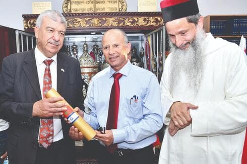 הרב ארמה לצד ראש העיר עפולה אלקבץ בביקור שגריר מרוקו בעיר (צילום: דוברות עיריית עפולה) הרב ארמה לצד ראש העיר עפולה אלקבץ בביקור שגריר מרוקו בעיר
