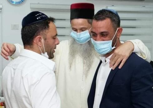 האחים איתי ואלירן כהן מקבלים ברכה מהרב