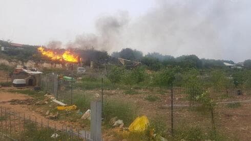 הלהבות ביישוב אדמה (צילום: דוברות כבאות והצלה) הלהבות ביישוב אדמה