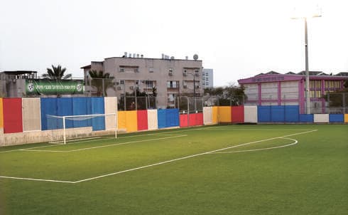 פרוז'קטורים עד 22:30 מדי לילה. האצטדיון בשכונת אלמוגים